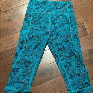 Lululemon Capris/Cropped Leggings - Size 4 - Black/Teal